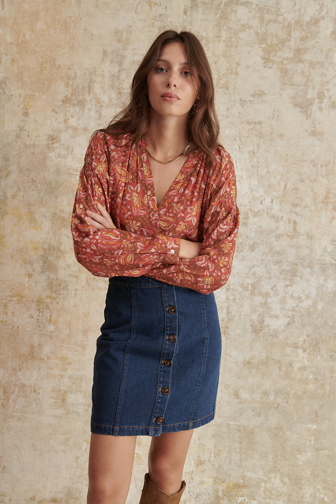 Blouse imprimée avec manches longues boutonnées col V et emmanchure raglan vêtement femme 