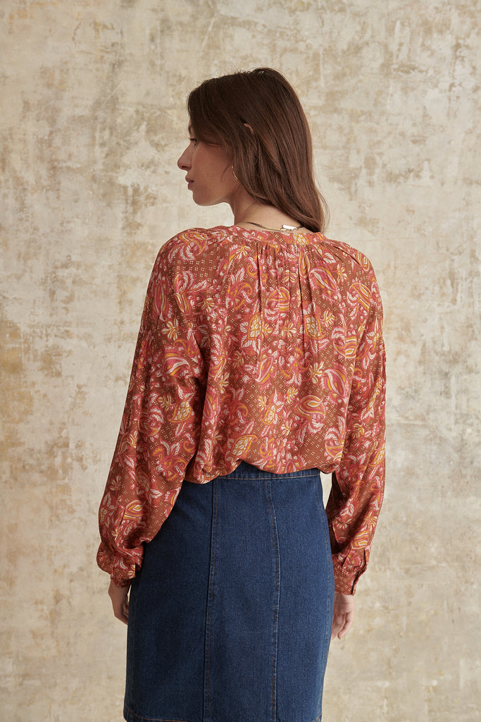 Blouse imprimée avec manches longues boutonnées col V et emmanchure raglan vêtement femme 