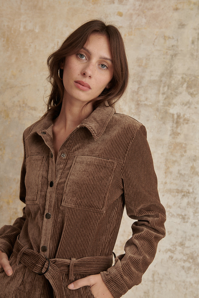 Combinaison coloris taupe workwear avec ceinture amovible et patte de boutonnage vêtement femme