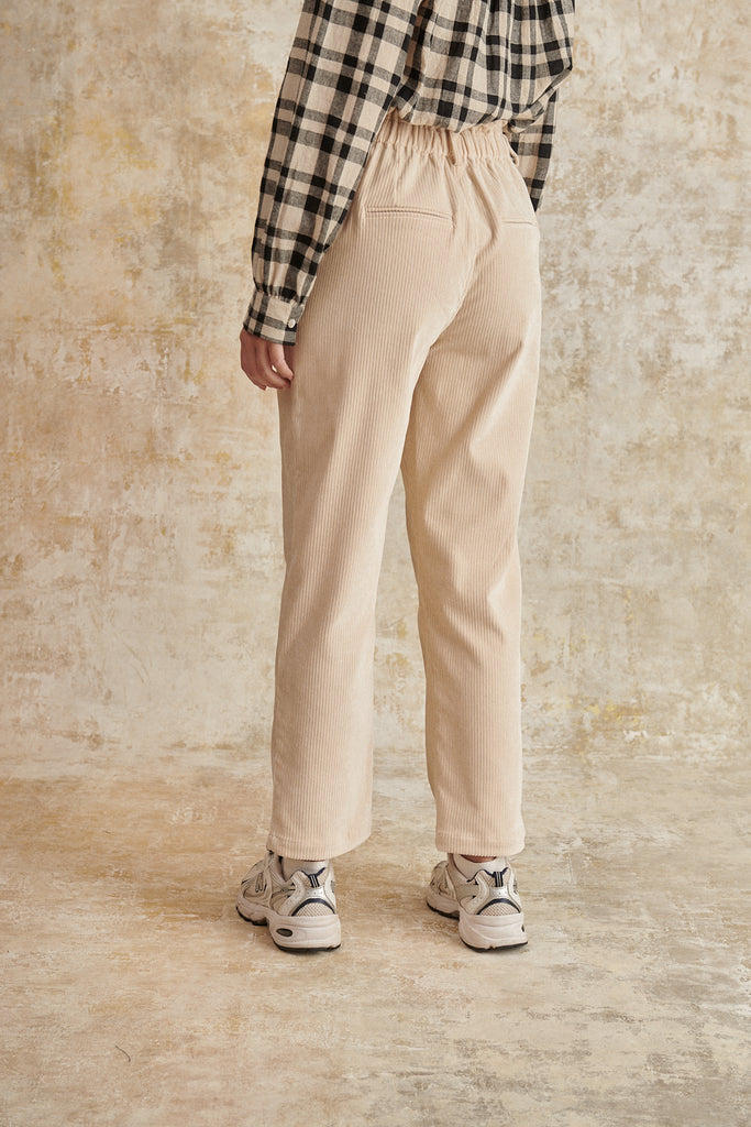 Pantalon en velours beige avec taille élastiquée et poches italiennes à l'avant vêtement femme