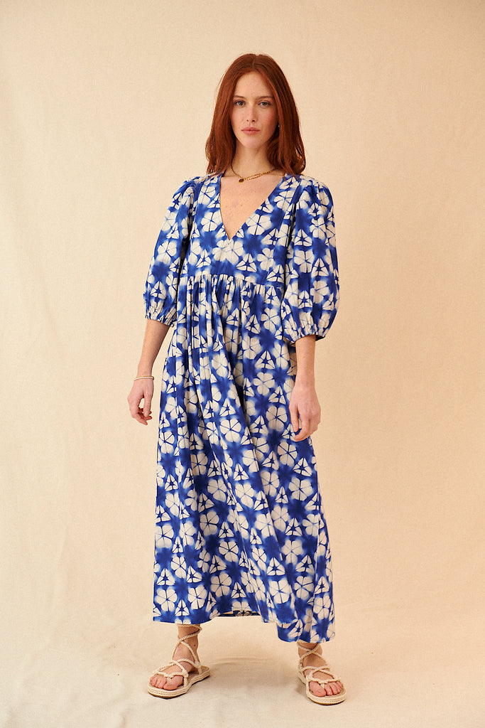 Robe ample et fluide indigo bleu avec motifs bohème chic élégant garance paris femme printemps été