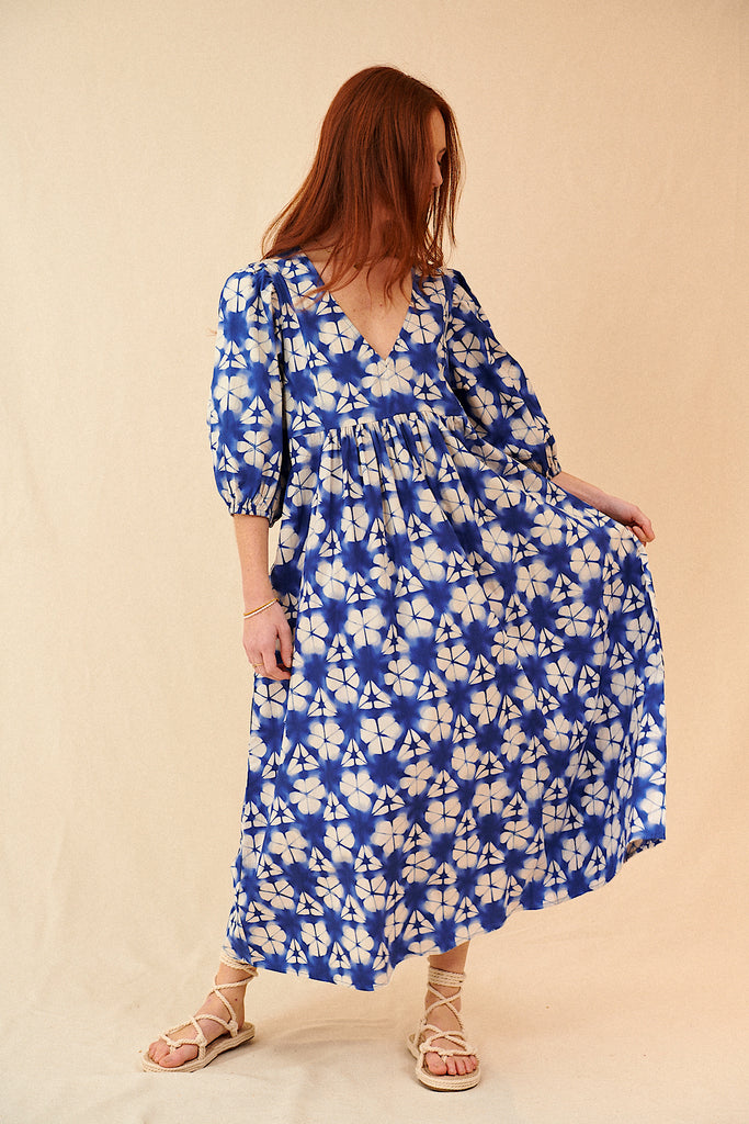 Robe ample et fluide indigo bleu avec motifs bohème chic élégant garance paris femme printemps été