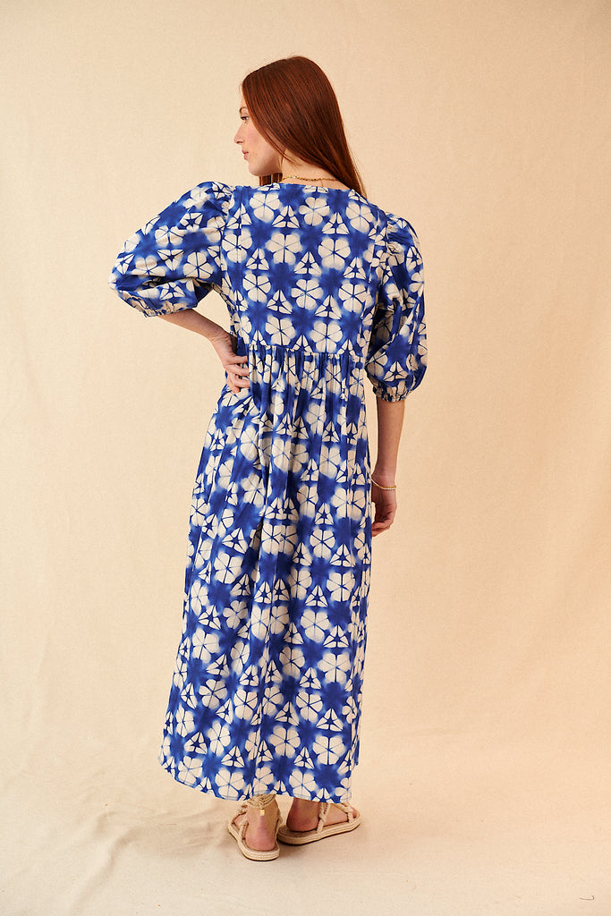 Robe ample et fluide indigo bleu avec motifs bohème chic élégant garance paris femme printemps été