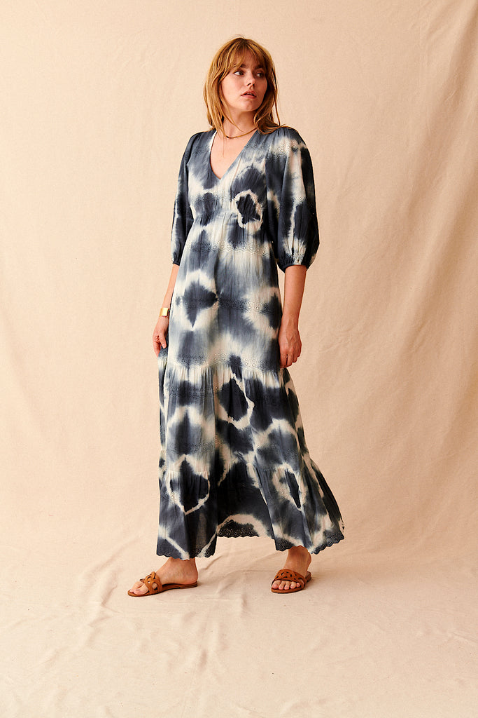 Robe longue fluide et ample avec manches 3/4 bouffantes motifs tye and die garance paris femme été